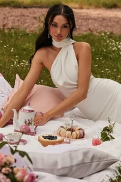 Sofia - White -Alamour The Label Shop 64 a0ab7e35 f490 420f 8e2d f42c756966b5